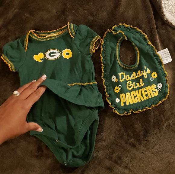 Green Bay Packers onesie and bib - Picture 3 of 5